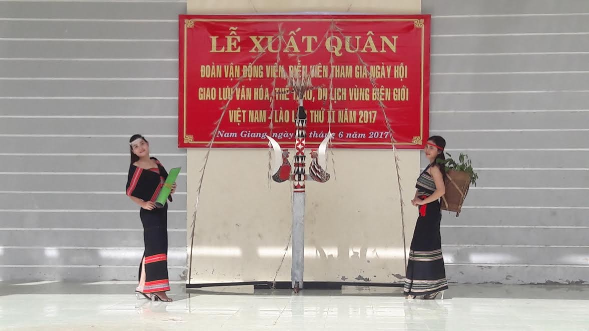 Nam Giang delegation represents Quang Nam to attend the festival 