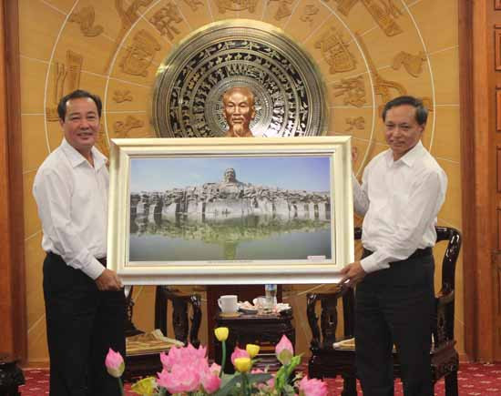 Đồng chí Huỳnh Khánh Toàn tặng quà cho tỉnh Thanh Hóa nhân chuyến thăm của đoàn Quảng Nam đến Thanh Hóa. Ảnh: D.LỆ