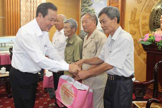 Phó Chủ tịch Thường trực UBND tỉnh Huỳnh Khánh Toàn tặng quà cho người có công tỉnh Thanh Hóa. Ảnh: D.LỆ
