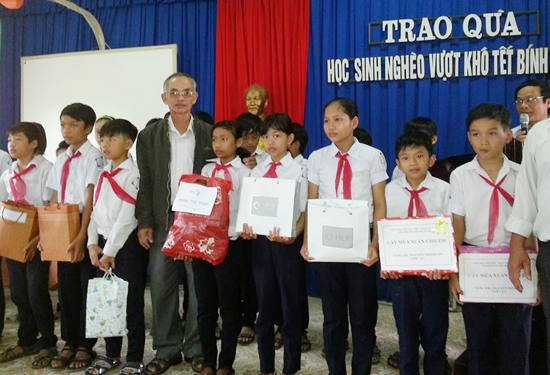 Các em học sinh nghèo hiếu học nhận học bổng của Hội đồng hương xã Điện Phước tại TP.Hồ Chí Minh. Ảnh: N.T
