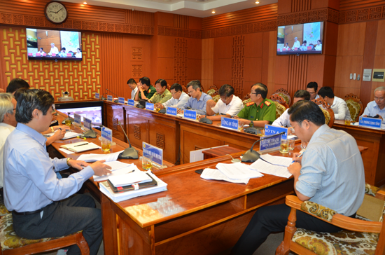 Tại điểm cầu Quảng Nam, Phó Chủ tịch UBND tỉnh Lê Trí Thanh chủ trì cuộc họp với các sở, ngành liên quan. 