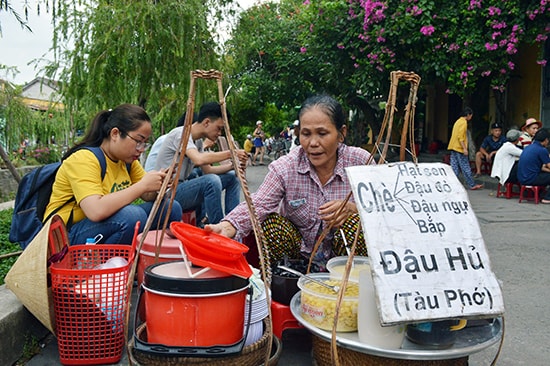 Gánh chè bà Lệ. Ảnh: G.KHANG