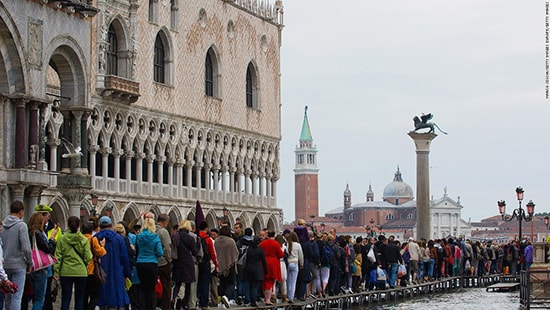 Khách du lịch ở Venice. Ảnh: CNN