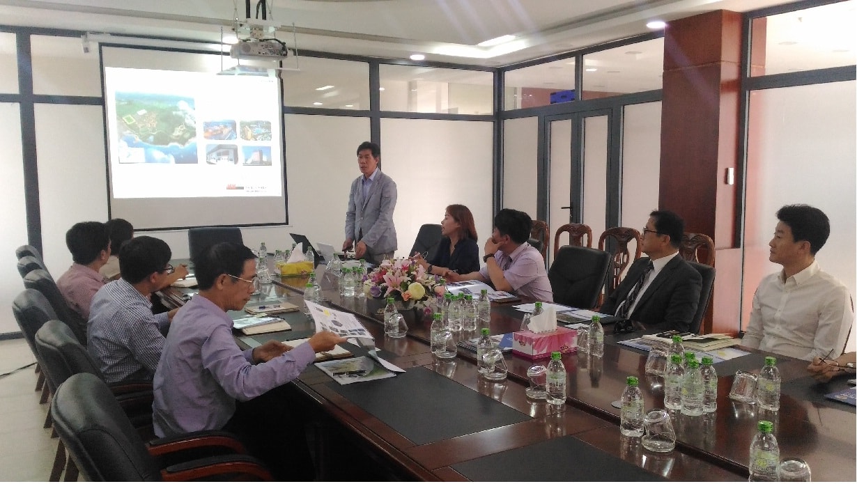 General Director Heo-Je-ong speaking at the meeting