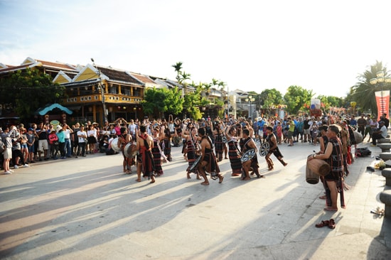 Du khách mê mẫn sắc màu Cơ Tu. Ảnh: MINH HẢI