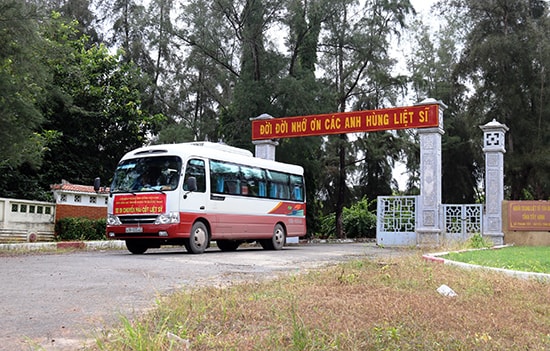 Chiếc xe lăn bánh rời Nghĩa trang liệt sĩ Tân Biên, đưa hài cốt các liệt sĩ trở về đất mẹ Quảng Nam. Ảnh: T.C