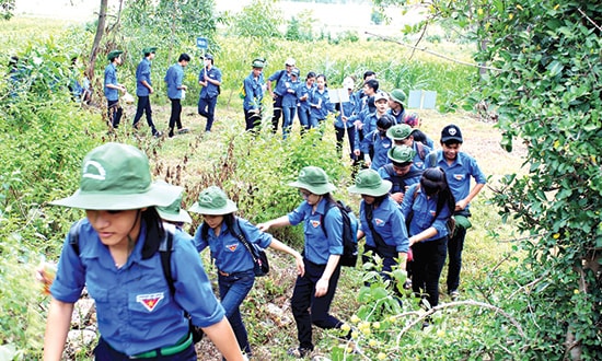 Đoàn viên thanh niên huyện Duy Xuyên với “Hành trình về địa chỉ đỏ”. Ảnh: M.NHI