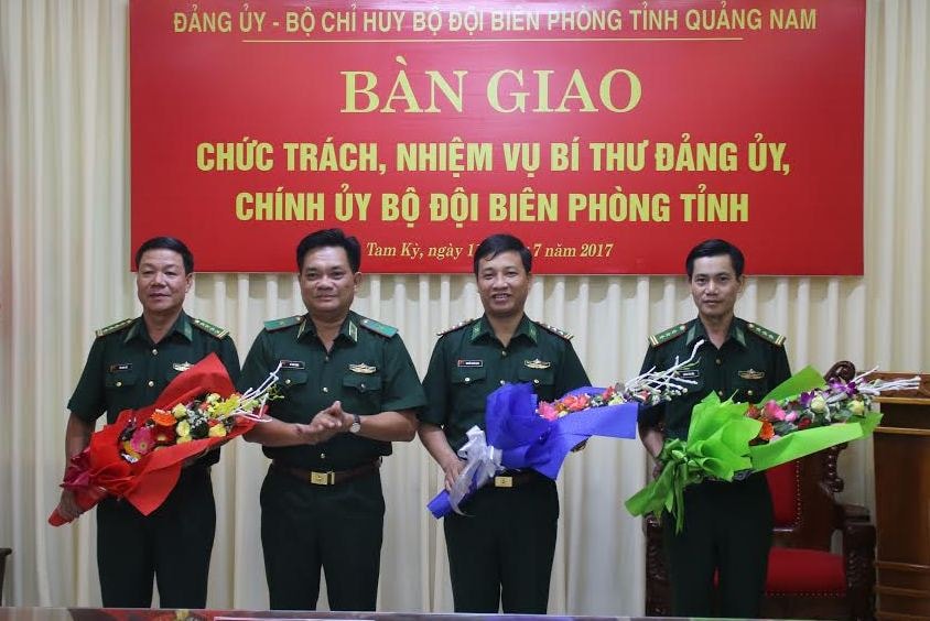 Thiếu tướng Lê Thái Ngọc Phó Tư lệnh BĐBP Việt Nam tặng hoa chúc mừng chúc mừng các cán bộ vừa được Bộ Quốc phòng điều động bổ nhiệm.