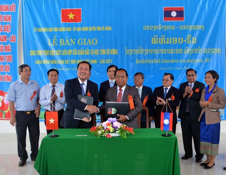 Đại diện UBND tỉnh Quảng Nam và  Ủy ban Chính quyền tỉnh Sê Kông ký kết biên bản bàn giao công trình.