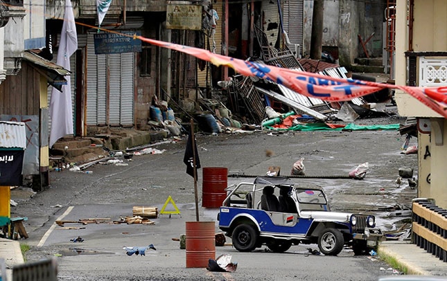 Một căn cứ của nhóm phiến quân Hồi giáo Maute cắm cờ IS tại thành phố Marawi của Philippines.                                            Ảnh: Reuters