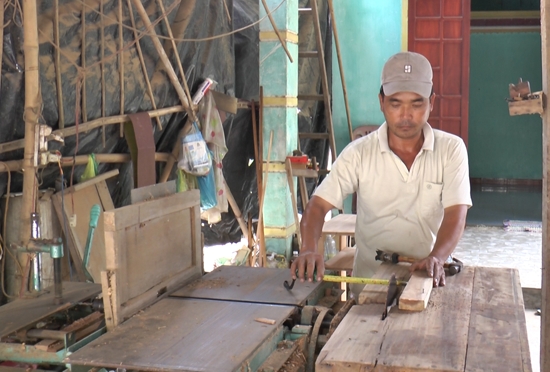 Sau thời gian kiên trì học nghề mộc, anh Nhường đã có một cơ sở sản xuất nội thất với mức thu nhập ổn định.