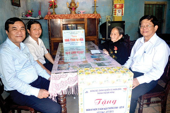 Phó Bí thư Thường trực Thành ủy Đà Nẵng Võ Công Trí (bên phải) thăm, tặng quà Bà mẹ Việt Nam anh hùng Lê Thị Nhạn. Ảnh: Q.Việt