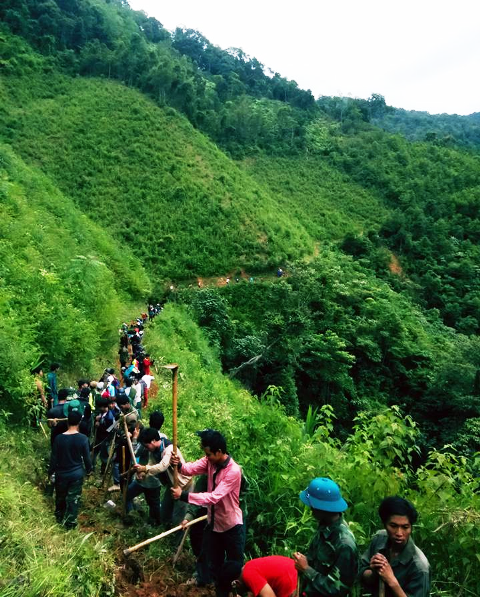 Tuổi trẻ Tây Giang mở đường du lịch lên đỉnh K lang, xã Tr hy. Ảnh: HUYỆN ĐOÀN TÂY GIANG