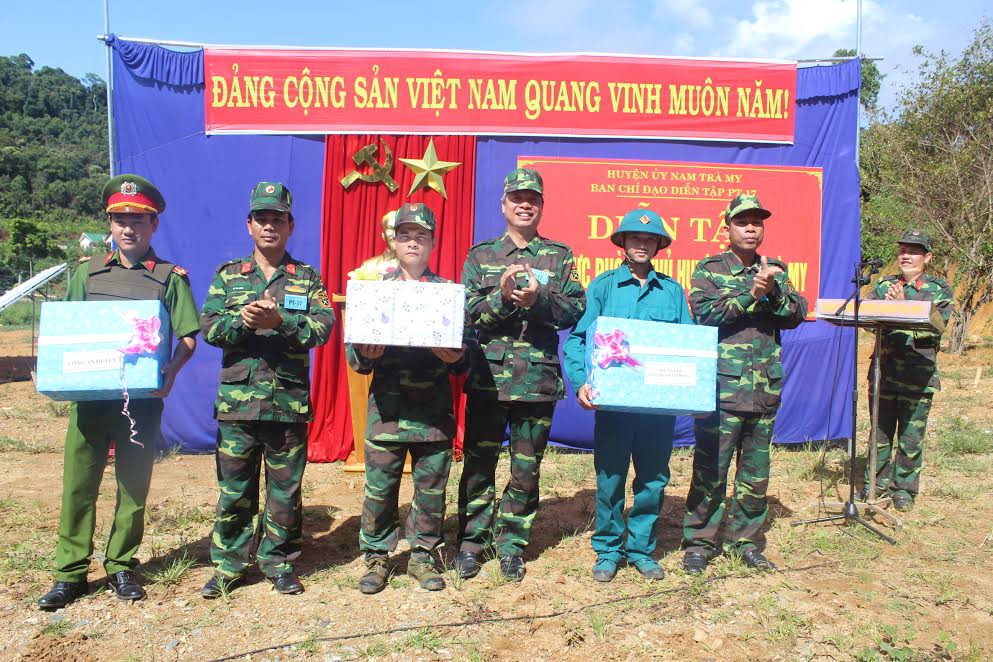 Lãnh đạo huyện Nam Trà My tặng quà cho các bộ phận tham gia diễn tập khu vực phòng thủ năm 2017