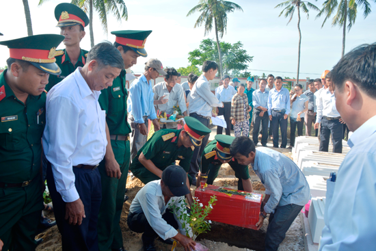 Đông đảo thân nhân, đồng đội đưa hài cốt liệt sĩ an táng vào lòng đất mẹ. Ảnh: T.C