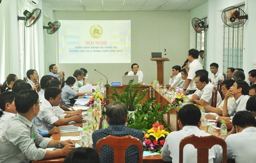 Lãnh đạo Sở Nội vụ tỉnh lắng nghe, ghi nhận các ý kiến phát biểu, đề xuất của ngành nội vụ các đơn vị, địa phương về công tác nội vụ trong thời gian tới. N.Đ