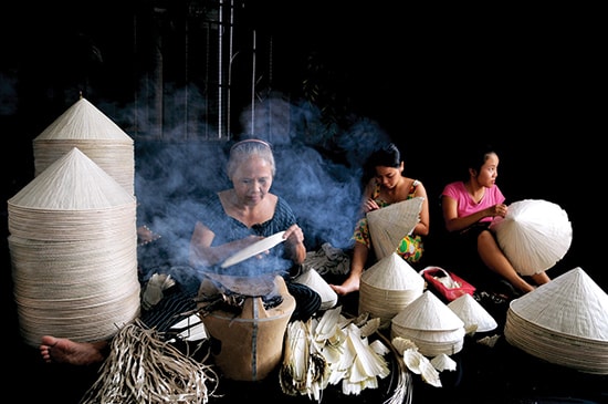 Làm nón lá Gò Găng. Ảnh: NGÔ THANH BÌNH