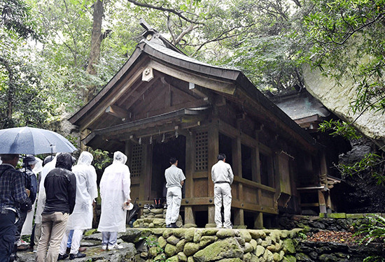 Hòn đảo linh thiêng Okinoshima. Ảnh: Japan Times