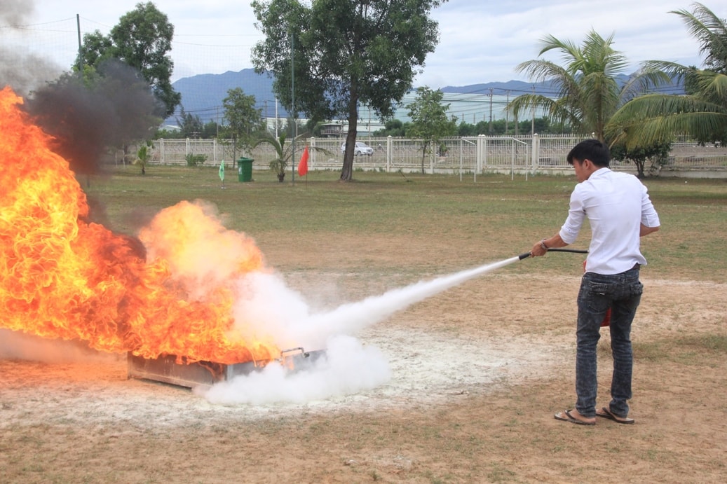 Thực hành dùng bình chữa cháy để dập lửa đối với những đám cháy nhỏ.