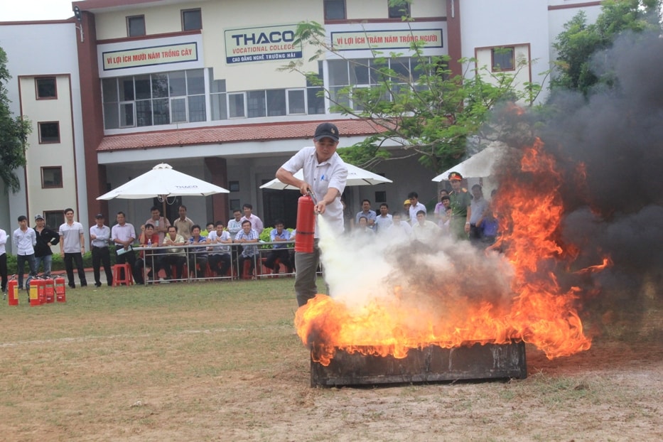 Những kỹ năng cơ bản để xử lý đám cháy được cán bộ Phòng cảnh sát PCCC hướng dẫn cho các cán bộ của doanh nghiệp trên địa bàn Khu KTMCL. 