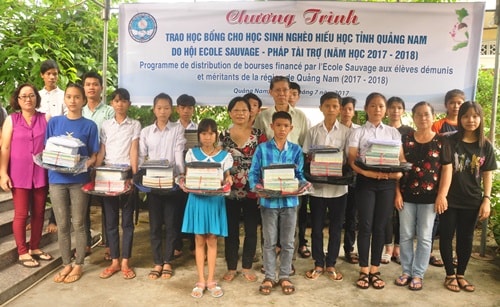 Học sinh nhận học bổng của Hội Ecole Sauvage niên học 2017 - 2018. Ảnh: H.G