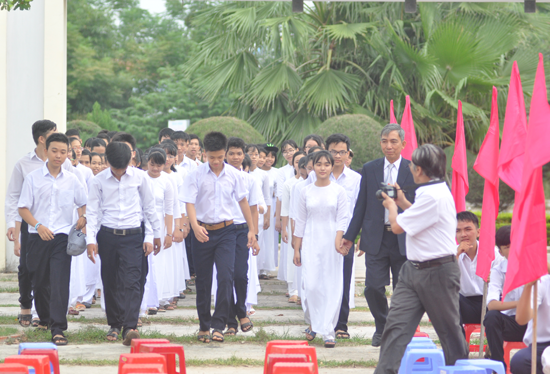 Trường THPT chuyên Nguyễn Bỉnh Khiêm tổ chức đón học sinh trúng tuyển vào lớp 10 tại lễ khai giảng năm trước.  Ảnh: X.PHÚ