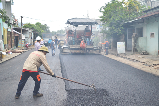 Thi công thảm bê tông nhựa mặt đường đoạn còn lại trên ĐT 605.Ảnh: C.TÚ