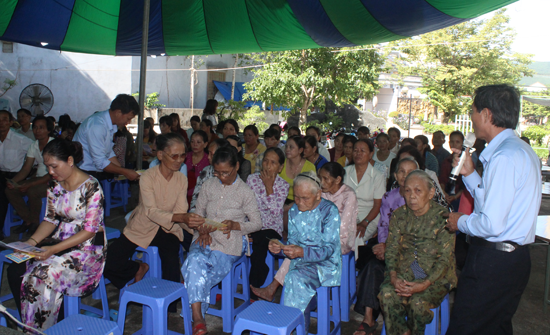 Đông đảo bà con giáo hữu đạo Tin lành Tiên Phước đến nghe tuyên truyền chính sách BHXH, BHYT. Ảnh: D.L