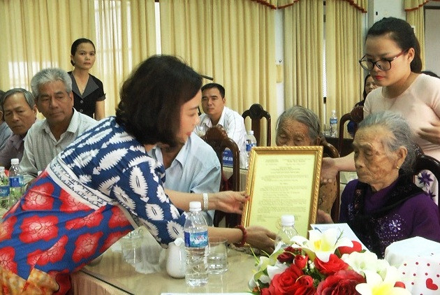 Lãnh đạo quận Hai Bà Trưng (thành phố Hà Nội) trao giấy xác nhận  nhận phụng dưỡng cho Mẹ VNANH (Ảnh: Minh Tân) 