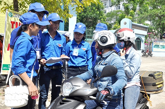 Sinh viên Trường Đại học Quảng Nam tham gia chương trình “Tiếp sức mùa thi”. Ảnh: VINH ANH