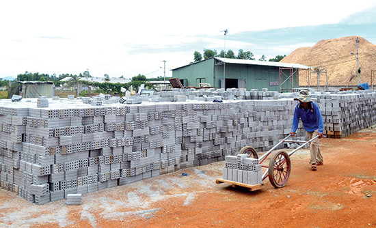 Sản xuất vật liệu xây không nung trên địa bàn Quảng Nam. Ảnh: Q.VIỆT