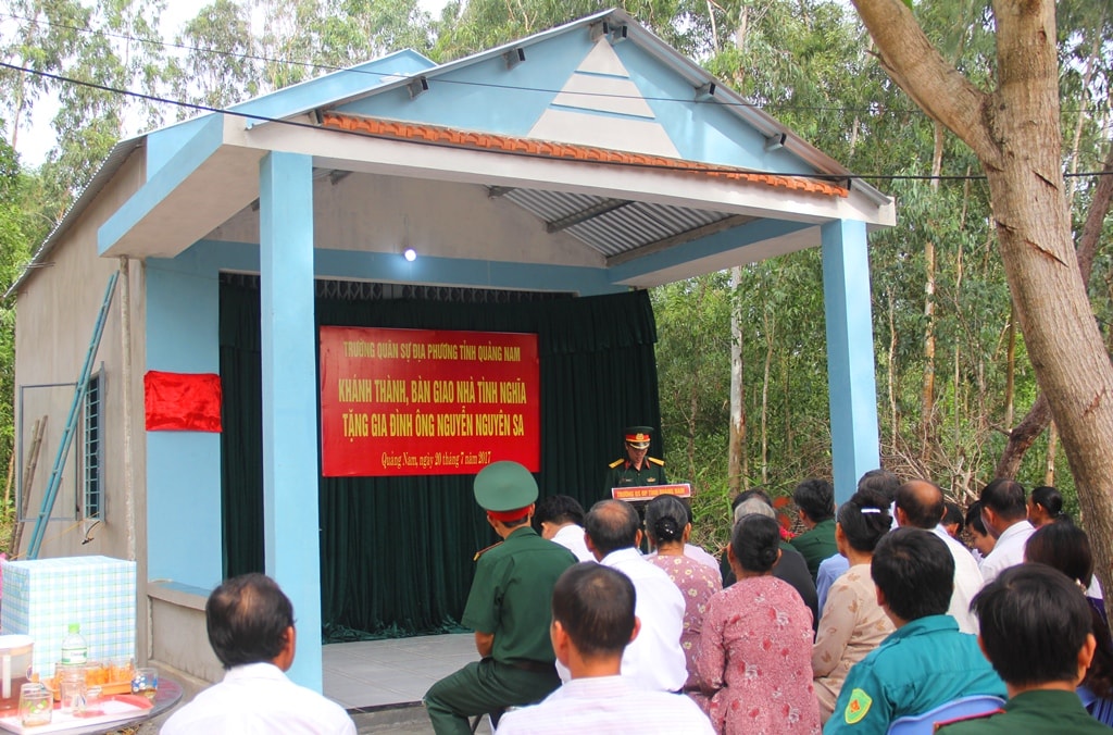 Ngôi nhà tình nghĩa là tấm lòng tri ân của cán bộ, chiến sĩ, học viên Trường Quân sự địa phương với gia đình chính sách, thân nhân liệt sĩ trên địa bàn xã Tam Phú, nhân dịp Ngày Thương binh liệt sĩ 27.7. Ảnh: A.N