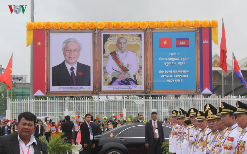 Quan chức, nhân dân Campuchia cùng đại diện cộng đồng kiều bào Việt Nam chào đón Tổng Bí thư tại sân bay Pochentong, thủ đô Phnom Penh. Tổng Bí thư đến Phnom Penh, bắt đầu thăm cấp Nhà nước Campuchia Tổng Bí thư lên đường thăm cấp Nhà nước Vương quốc Campuchia Xuân 