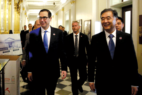 Bộ trưởng Tài chính Mỹ Steve Mnuchin (trái) và Phó Thủ tướng Uông Dương trước lúc bắt đầu thoại thoại kinh tế Mỹ - Trung. Ảnh: Reuters