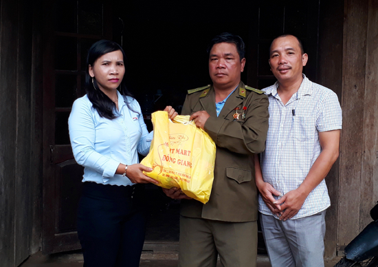 Đại diện lãnh đạo xã Jơ Ngây thăm và tặng quà cho bệnh binh Rapát Ngứp nhân ngày 27.7. Ảnh: ĐĂNG NGUYÊN