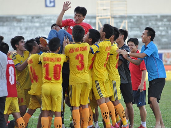 Nam Định sẽ góp mặt tại V-League 2018.   TRONG ảnh: Niềm vui của đội Nam Định khi thăng hạng nhất năm 2014 tại sân Tam Kỳ.