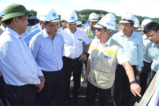 Bộ trưởng Trương Quang Nghĩa (thứ hai, từ trái sang) kiểm tra tiến độ thi công nút giao cao tốc với QL40B. Ảnh: CT
