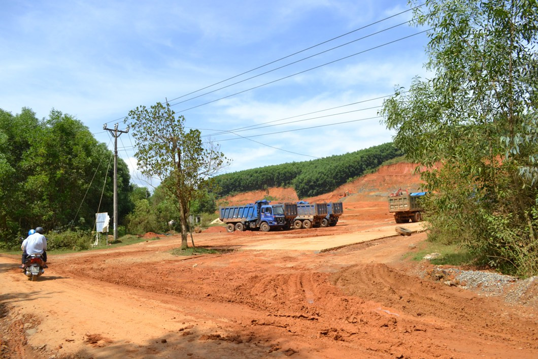 Khu vực vào mỏ đất thuộc dự án xây dựng nghĩa trang nhân dân xã Tam Anh Nam.