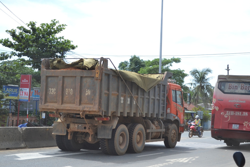 Xe tải chở đất từ mỏ khu công nghiệp Việt - Hàn lưu thông trên quốc lộ 1 vào hướng nam. 
