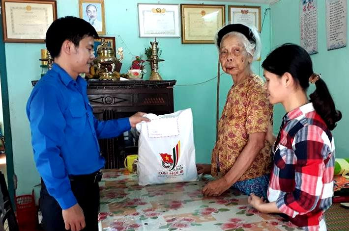 Huyện đoàn Nông Sơn tặng quà cho mẹ Việt Nam anh hung nhân kỷ niệm 70 năm ngày Thương binh - liệt sĩ. Ảnh: VINH THÔNG
