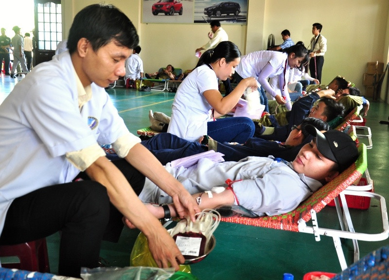 Công nhân viên Thaco tham gia hiến máu tình nguyện. Ảnh: VINH ANH