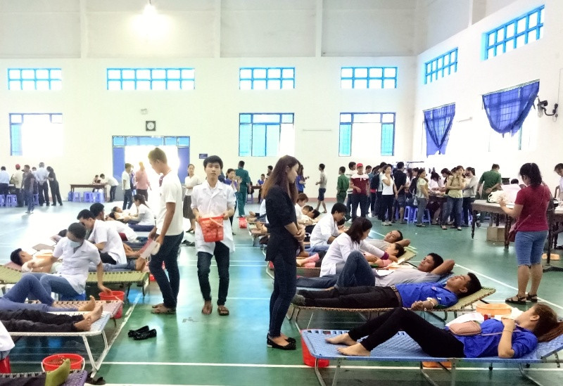 Đông đảo tình nguyện viên đến hiến máu tình nguyện tại Trường Cao đẳng Y tế Quảng Nam. Ảnh: VINH ANH
