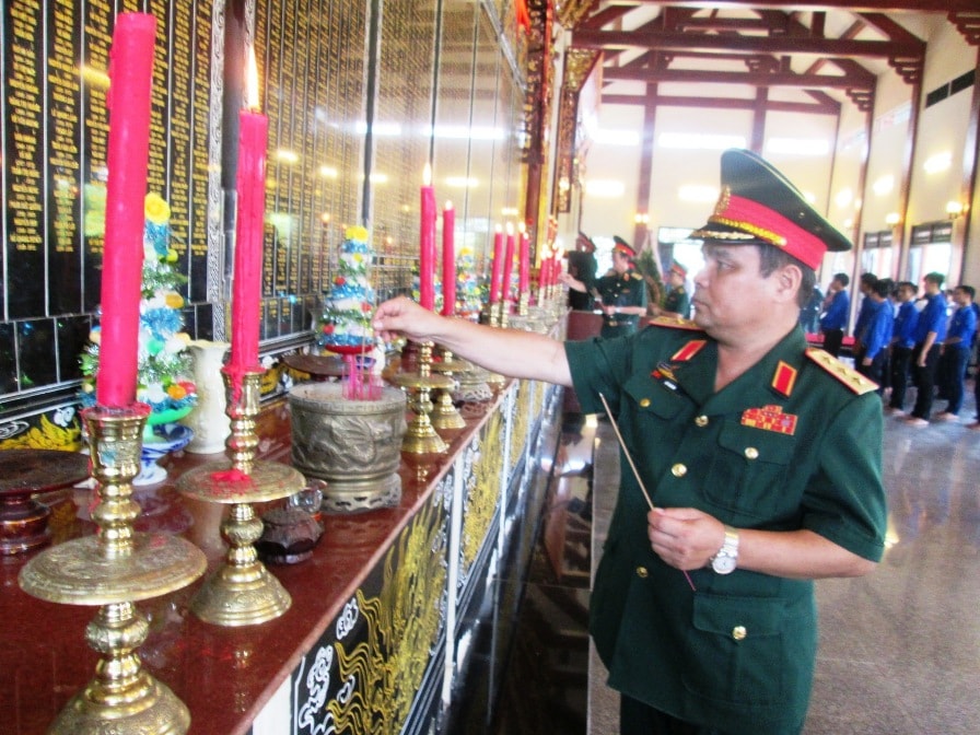 Thượng tướng Lê Chiêm – Ủy viên Trung ương Đảng, Thứ trưởng Bộ Quốc phòng dâng hương các anh hùng liệt sĩ.