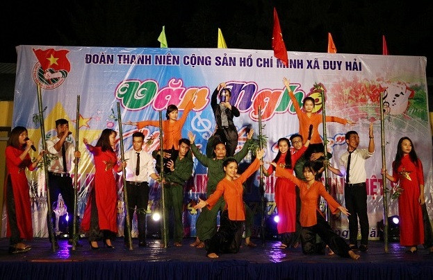 Tiết mục hát múa Đất nước tái hiện những năm tháng hào hùng của dân tộc Việt Nam.