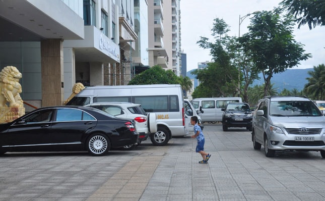 Khuôn viên mặt tiền khách sạn cũng được tận dụng làm nơi đậu, đỗ xe. 