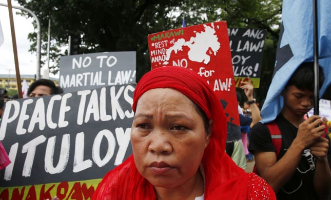 Người dân ở nam Philippines không muốn áp đặt thiết quân luật tại đảo Mindanao và yêu cầu các bên đối thoại hòa bình. Ảnh: AP