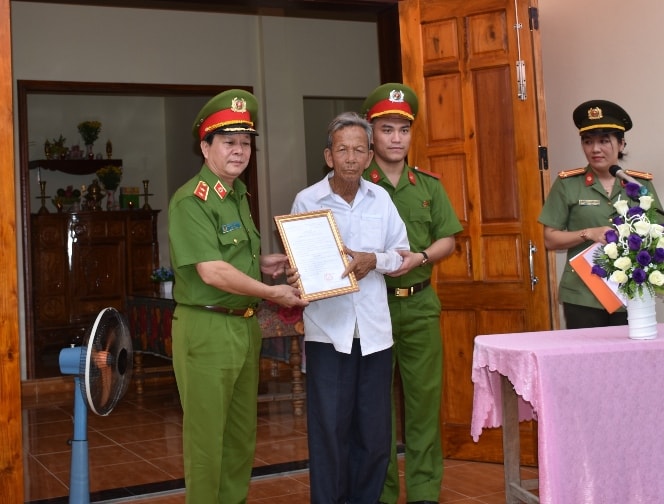 Trung tướng Nguyễn Xuân Yêm, Giám đốc Học viện CSND trao quyết định bàn giao nhà tình nghĩa cho ông Lê Bá Tung, thân nhân liệt sỹ CAND tại xã