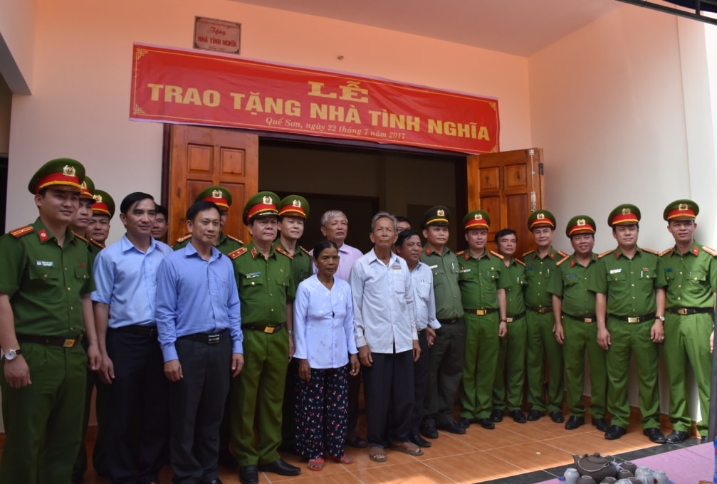 Trung tướng Nguyễn Xuân Yêm, Giám đốc Học viện CSND, Lãnh đạo Công an tỉnh Quảng Nam, lãnh đạo chính quyền địa phương chụp hình lưu