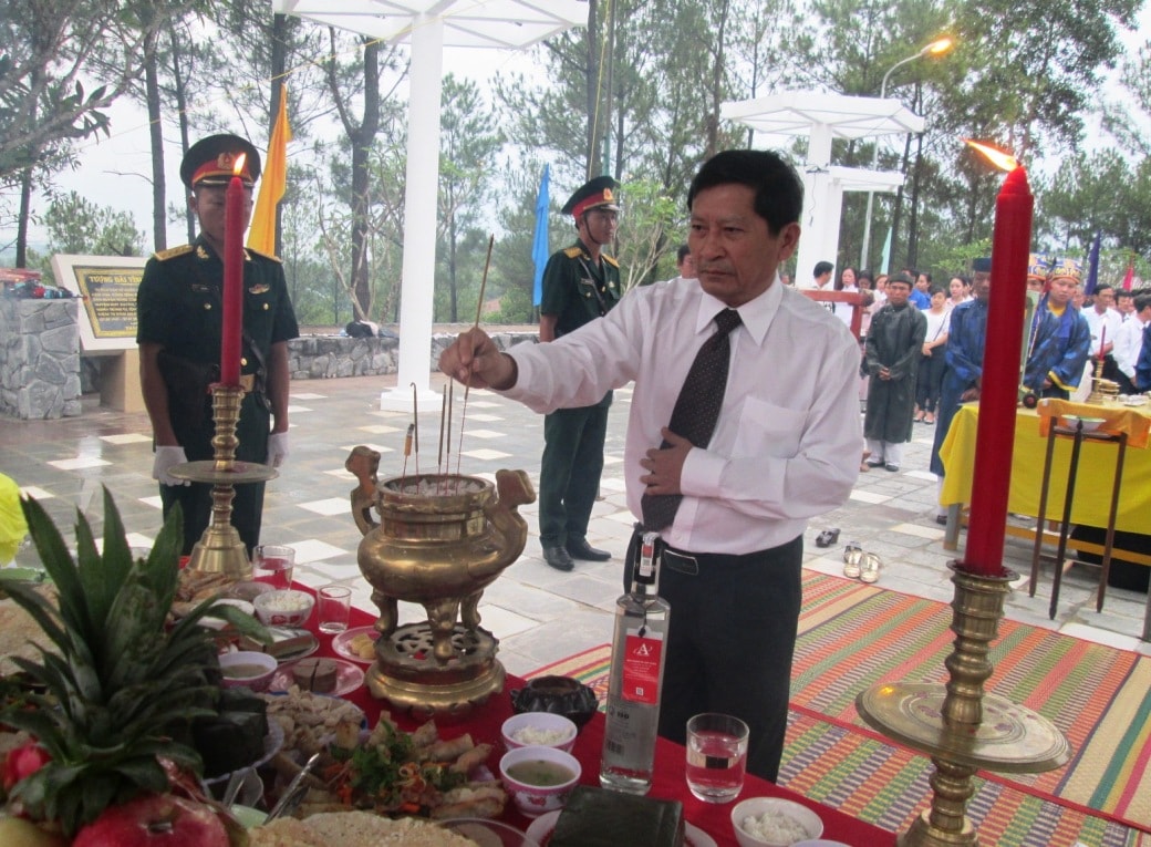 Phó Chủ tịch HĐND tỉnh Nguyễn Hoàng Minh thắp nén hương tri ân các anh hùng liệt sĩ.