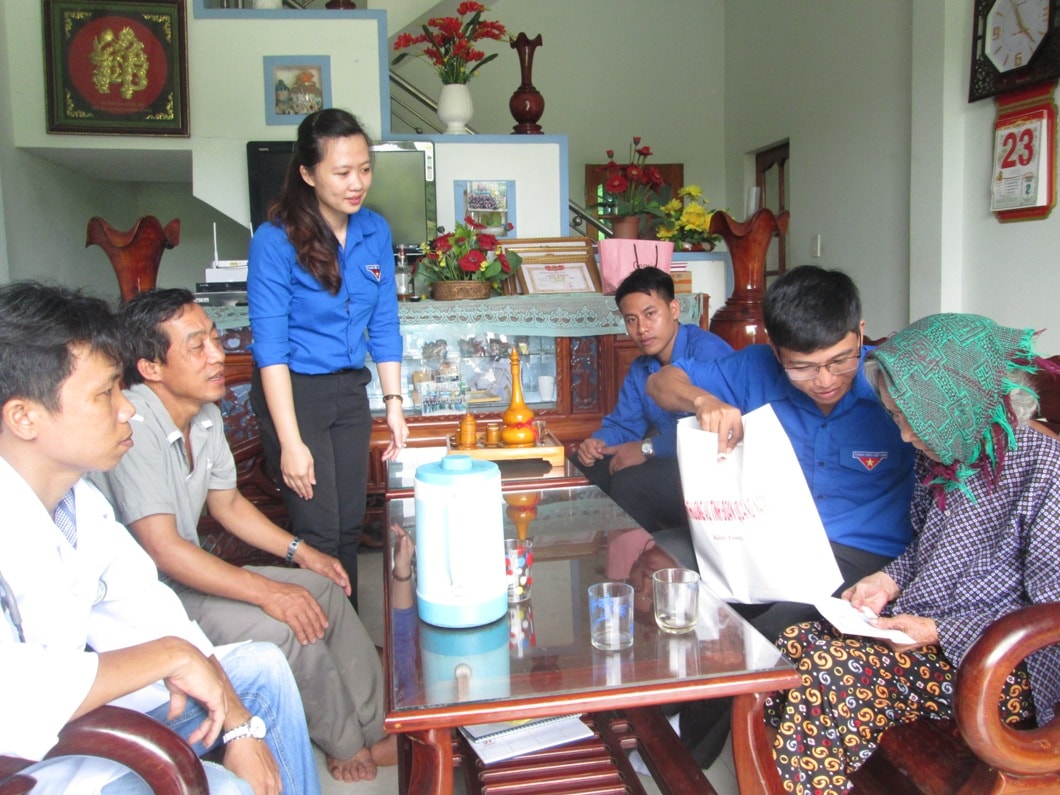 Thăm hỏi, tặng quà cho gia đình Mẹ Việt anh hùng Nguyễn Thị Vinh thôn 2, Tiên Phong